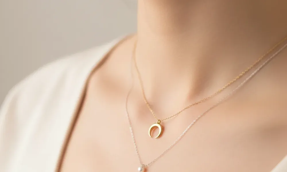 modelo luciendo delicados collares